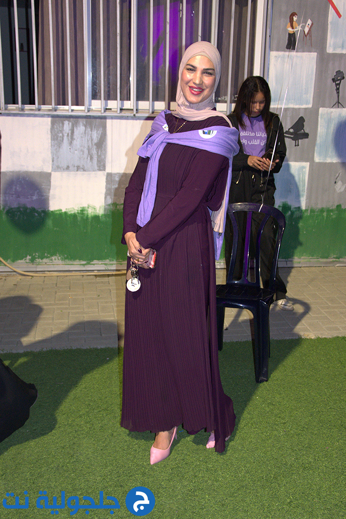 اضاءة المركز الجماهيري في جلجولية باللون البنفسجي بمناسبة اليوم العالمي لذوي الاحتياجات الخاصة